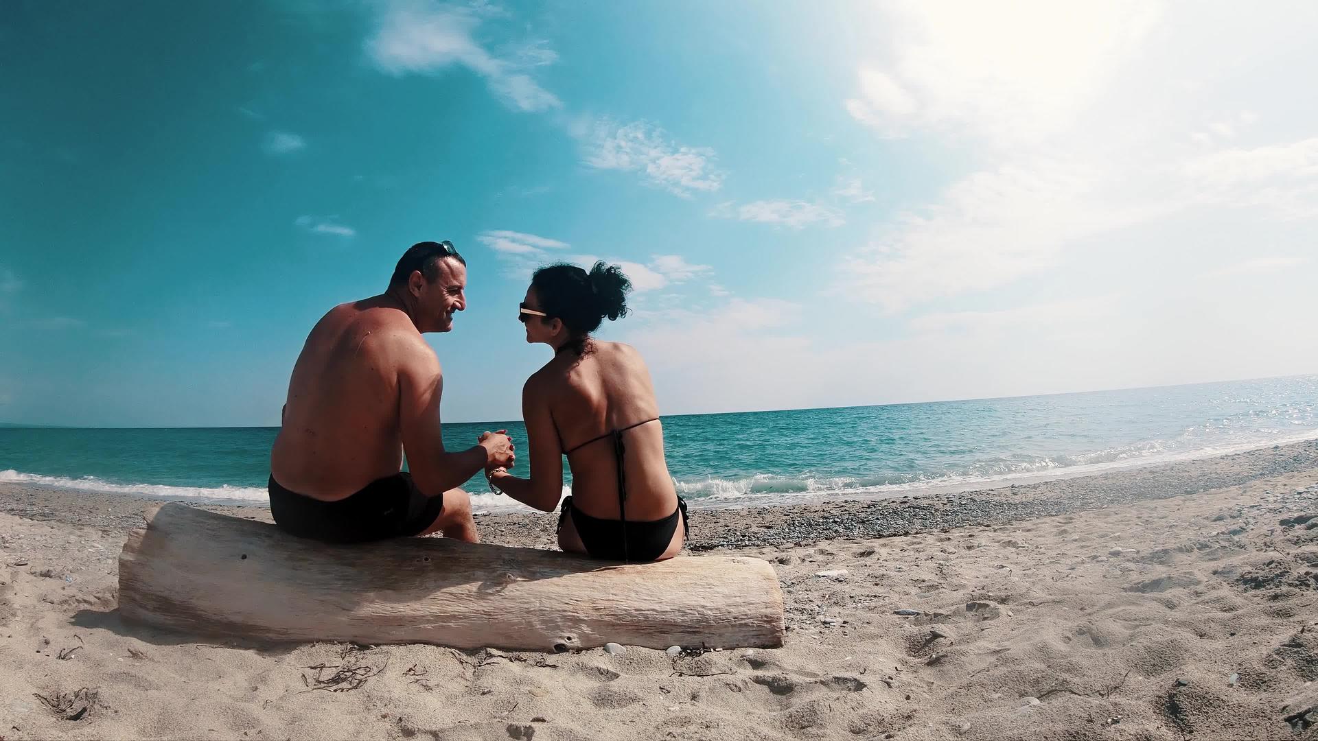 快乐的恋人在热带海滩上度蜜月浪漫的恋人视频的预览图