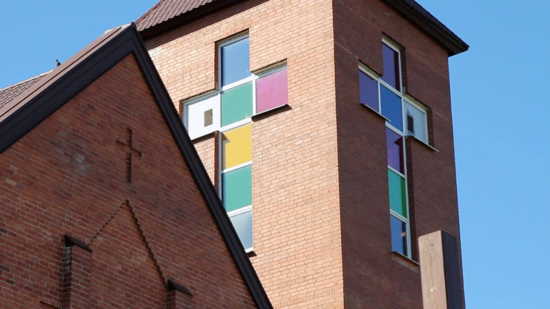 教堂建筑外有彩色玻璃窗视频的预览图