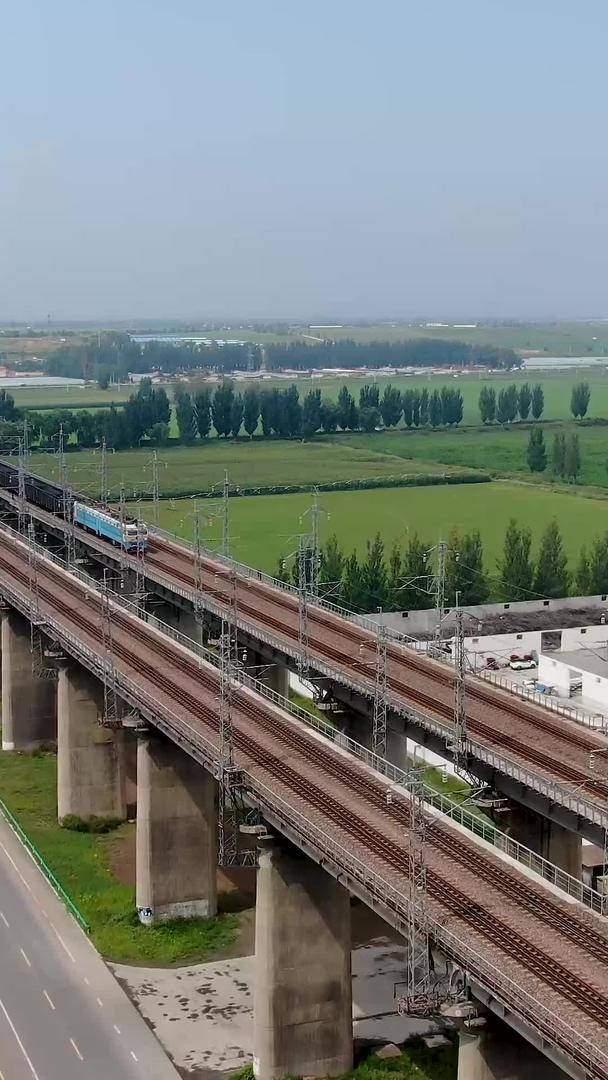 高架桥的航拍火车铁路视频的预览图