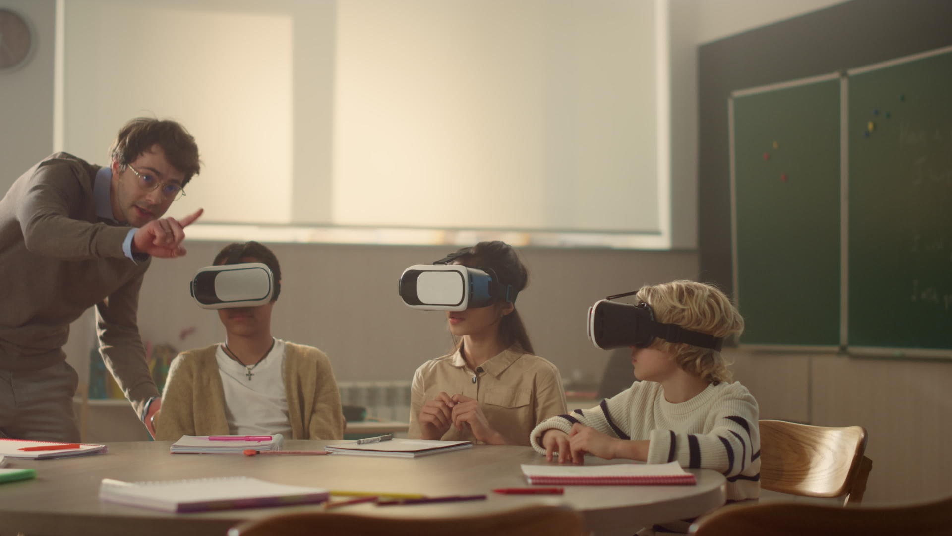 使用虚拟现实眼镜学习的学生视频的预览图