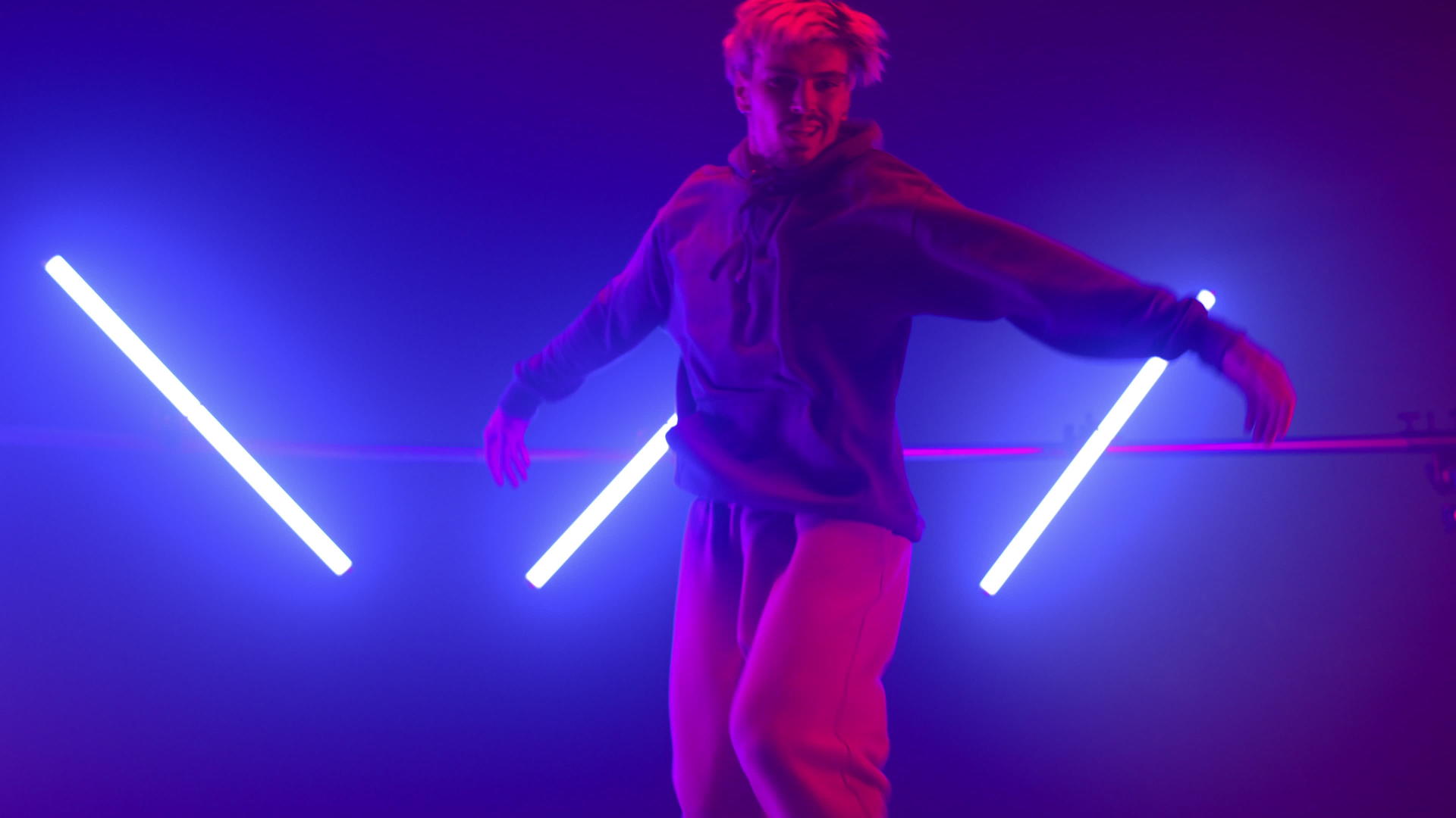 年轻的男舞者在霓虹灯背光下跳舞视频的预览图