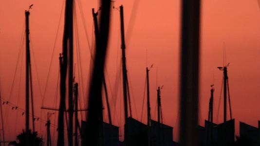 夜景游艇环影停在海港视频的预览图