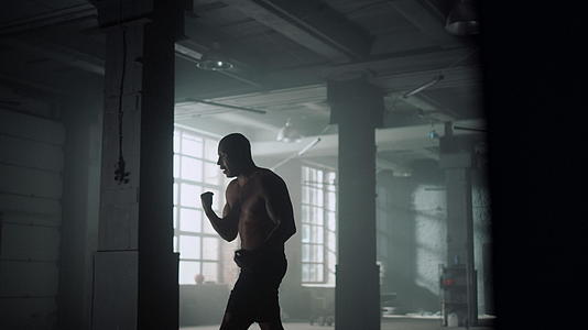 在训练期间男性拳击手练习踢腿视频的预览图