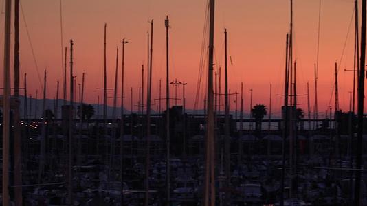 深夜背景城市游艇港和船旗视频的预览图