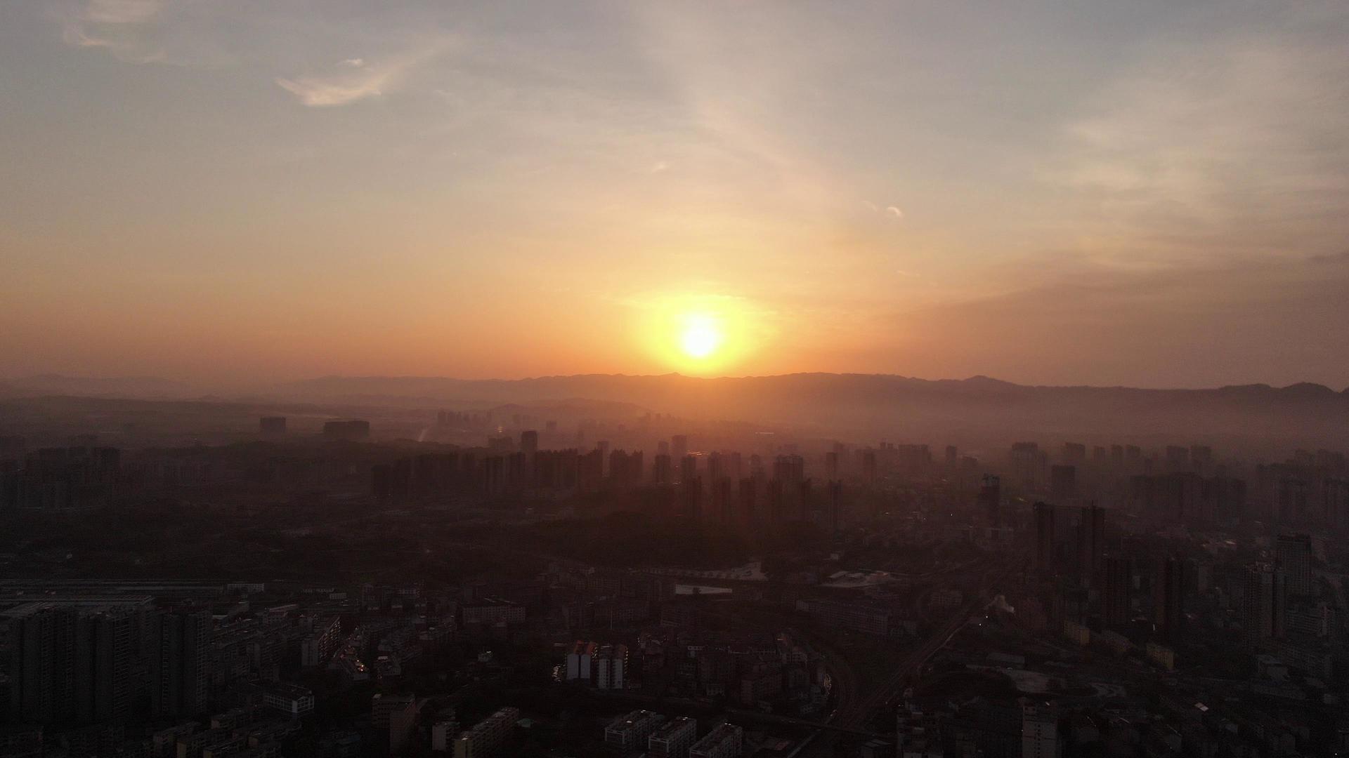 4K航拍城市日出剪影视频的预览图