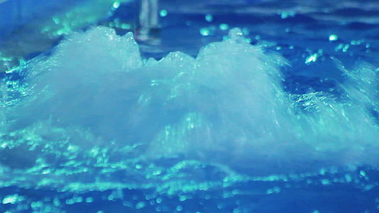 在按摩浴池里喷水在蓝色游泳池里流水视频的预览图