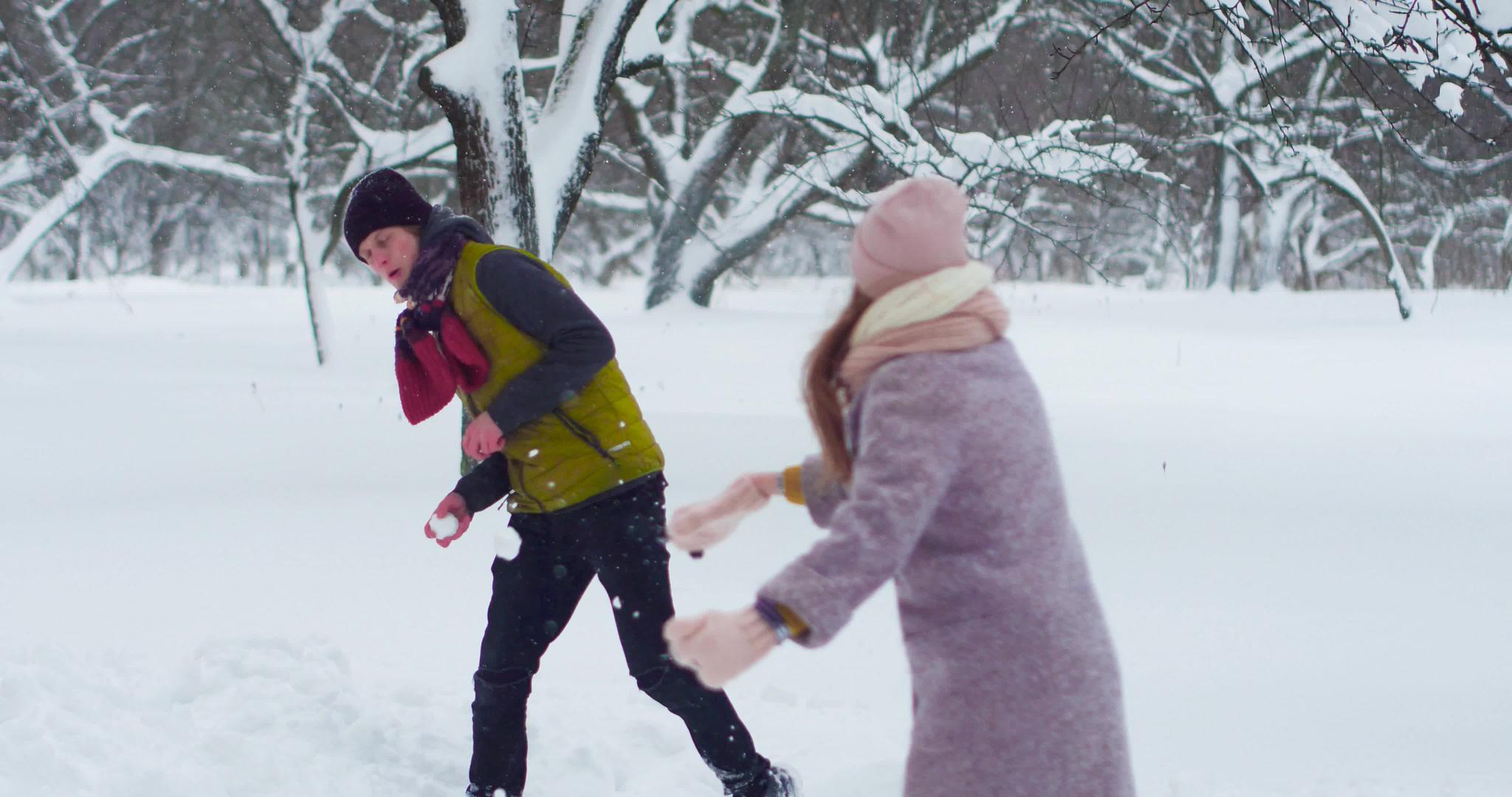 快乐的年轻夫妇在冬季公园里玩得很开心视频的预览图