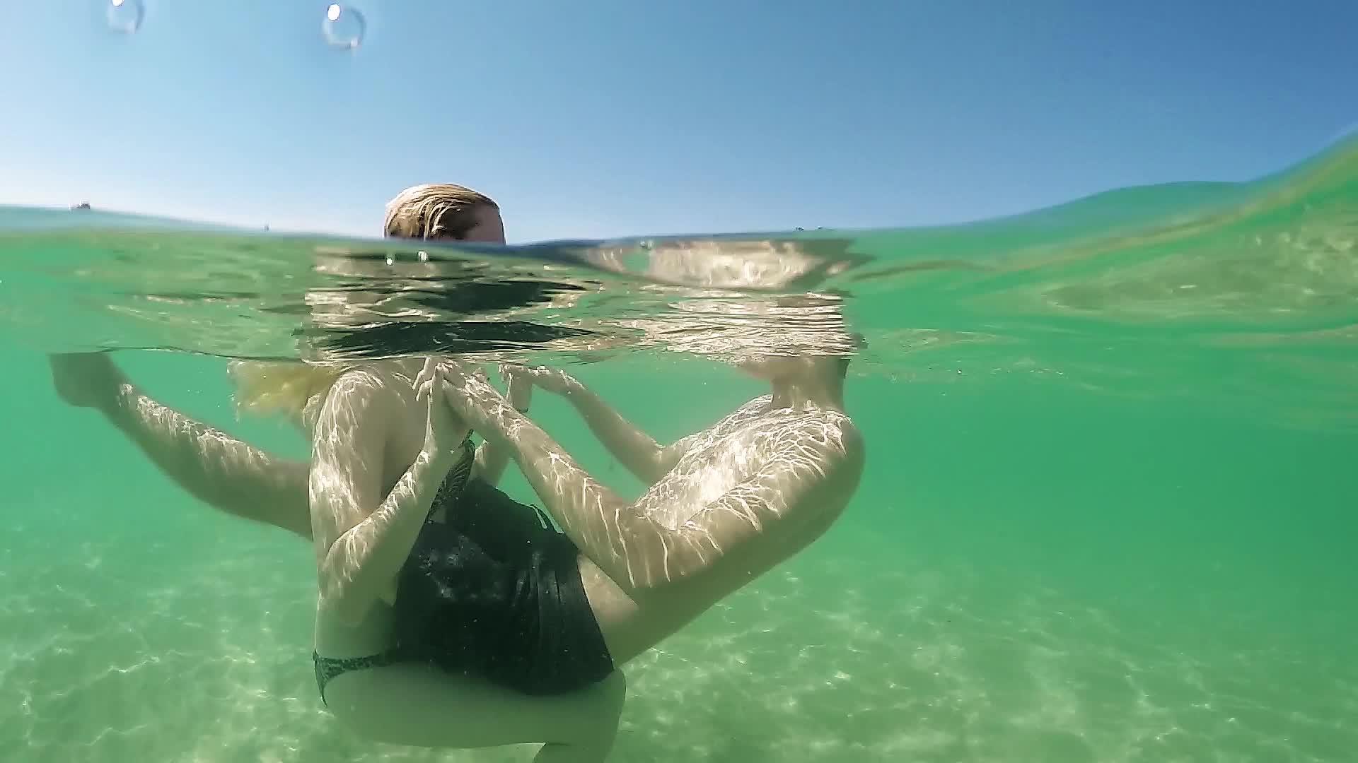 爱情情侣在暑假拥抱海水Gopro圆顶半水下视频的预览图
