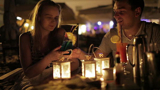 浪漫的年轻情侣在约会中享受饮料视频的预览图