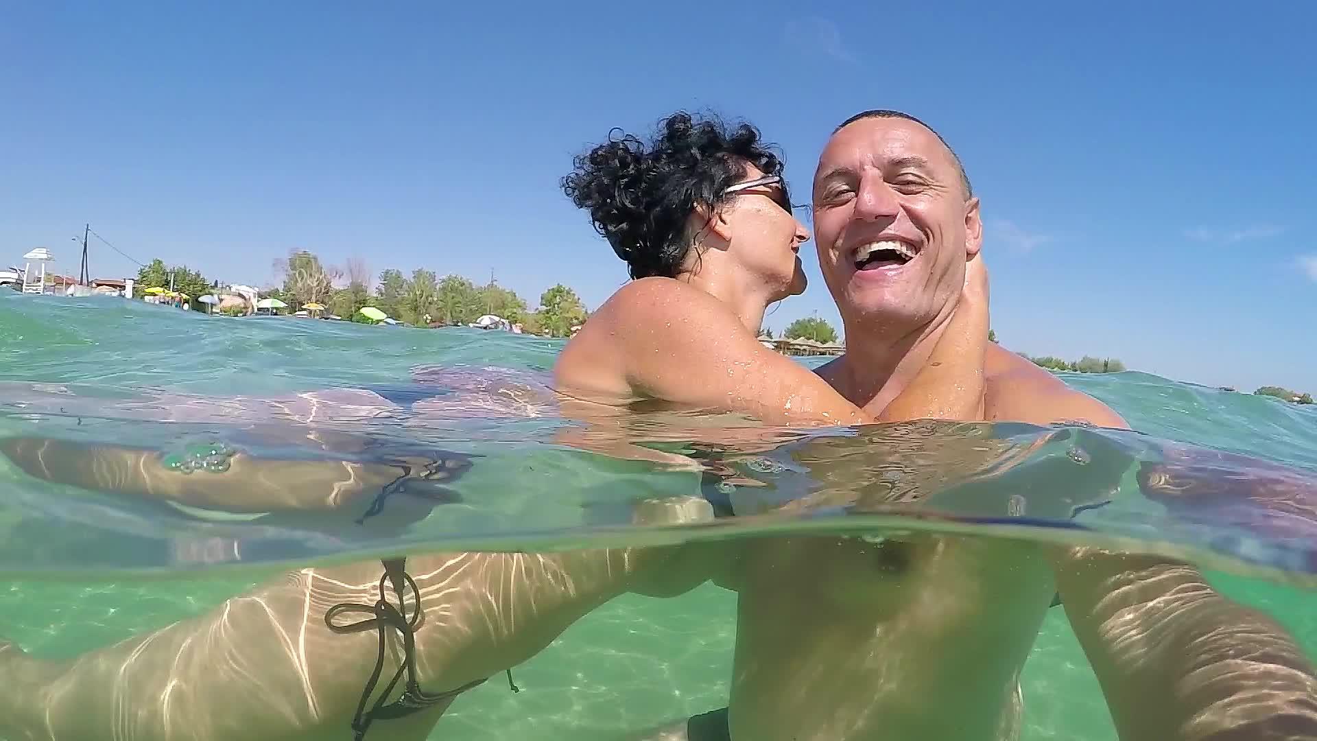 浪漫情侣暑假自拍交流情感拥抱亲吻微笑视频的预览图