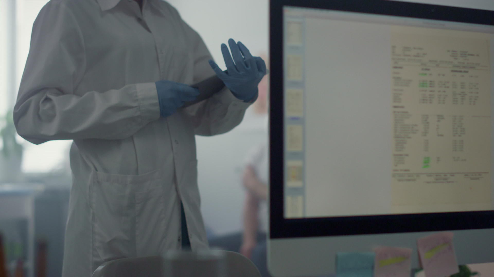 医务工作者在平板电脑上输入患者信息视频的预览图