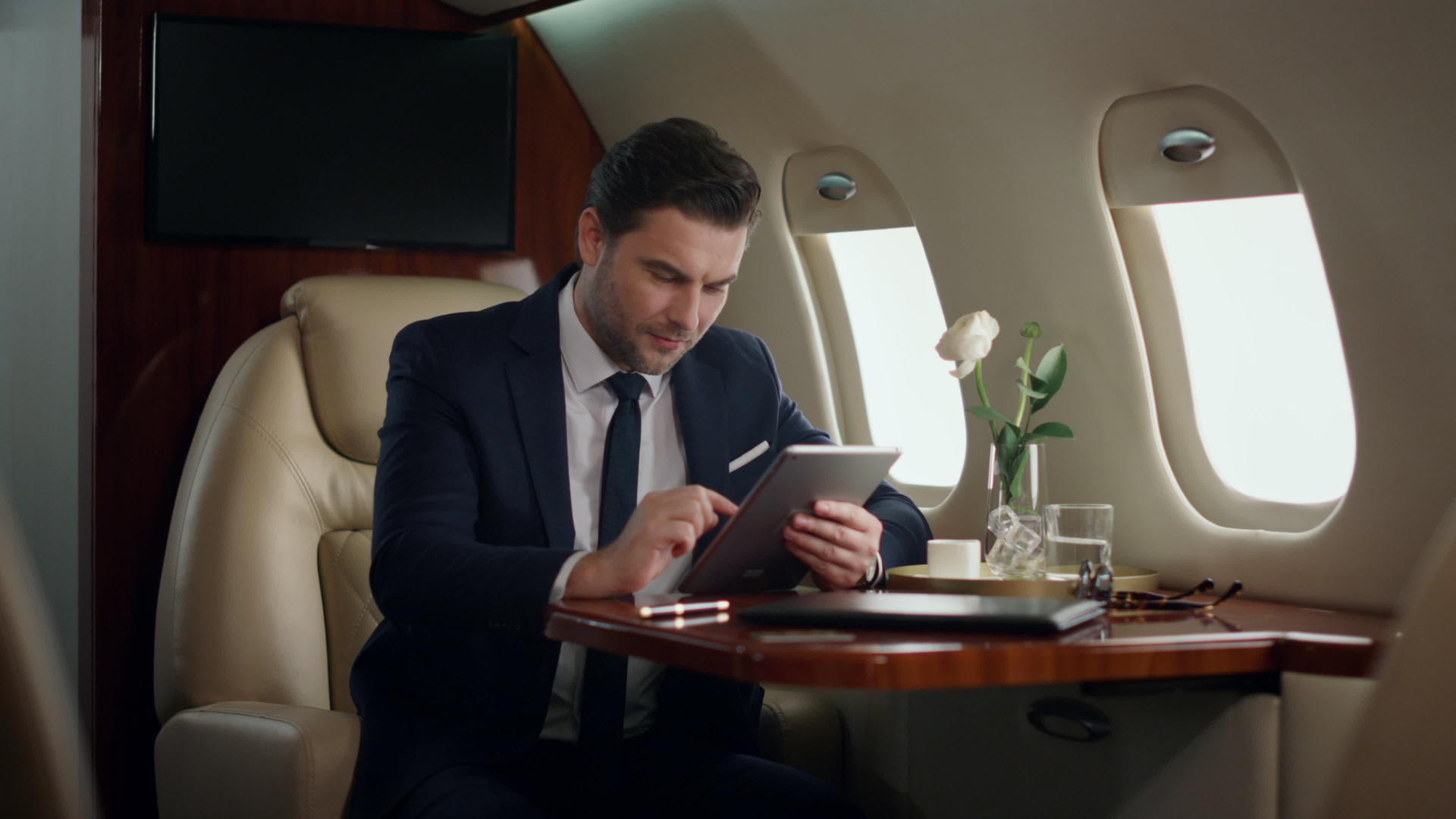 白领男子在飞机上用平板电脑工作视频的预览图