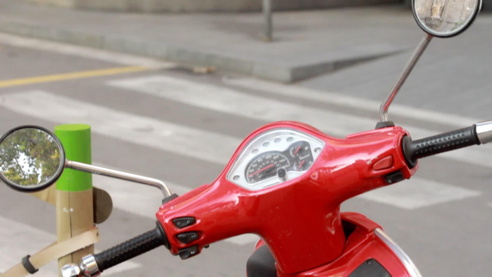 城街上的红色老式摩托车视频的预览图
