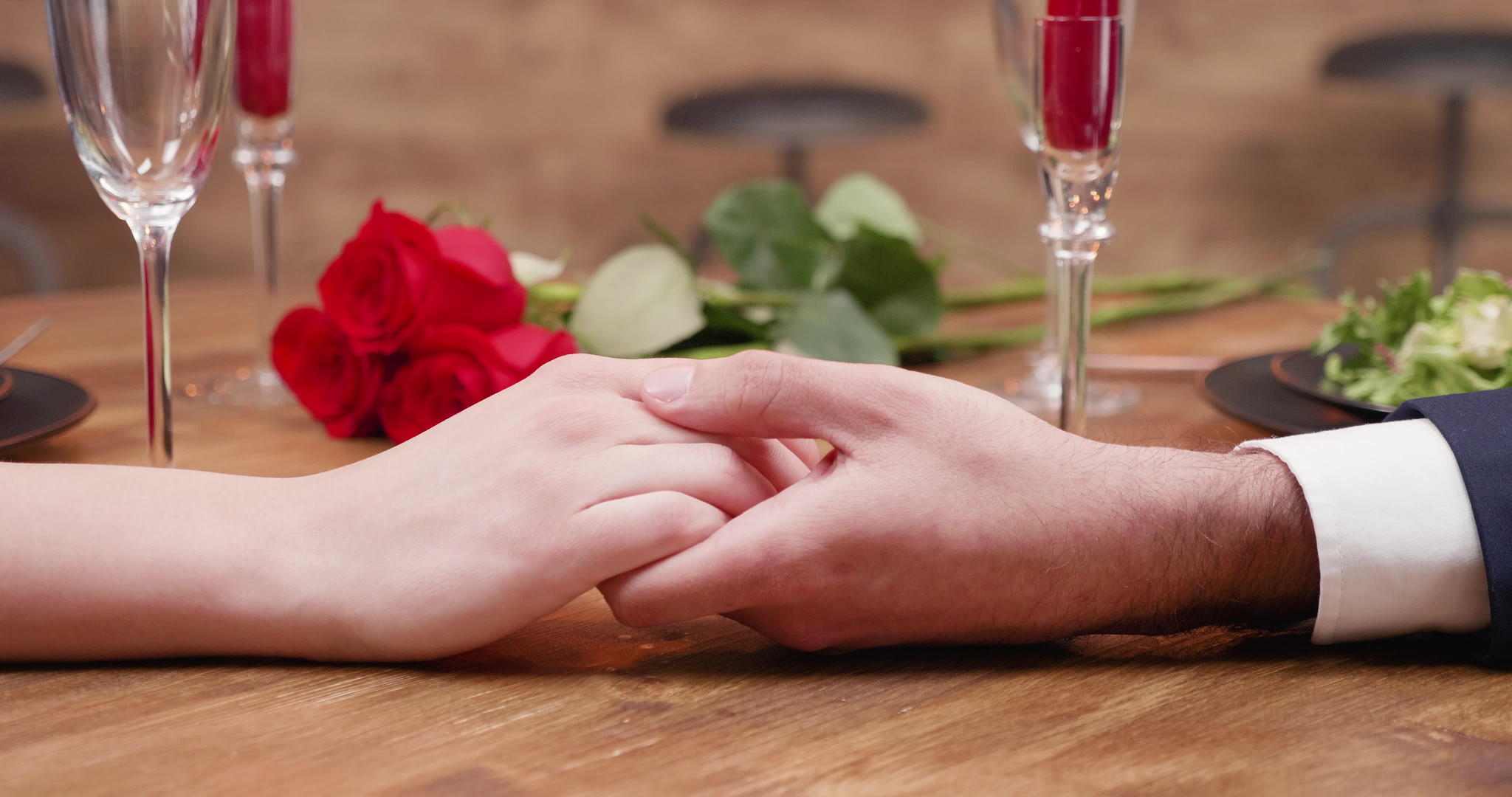 年轻夫妇用亲情和关怀触摸对方的手视频的预览图