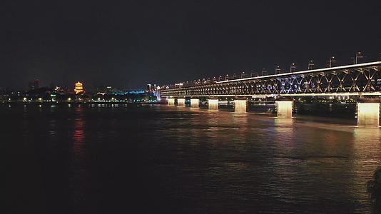夜色下的武汉长江大桥4K视频视频的预览图