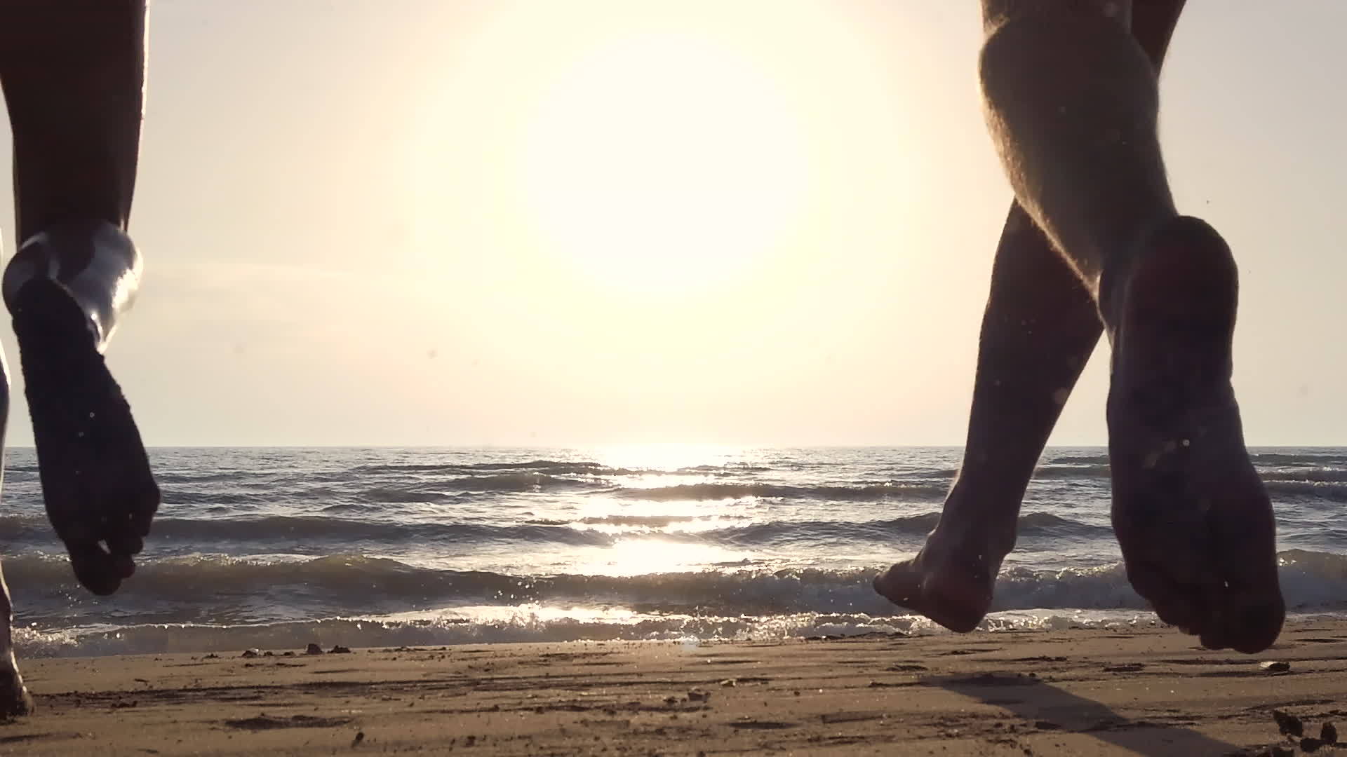 在沙滩上一对轮休夫妇手牵手奔向大海记录速度慢了120视频的预览图