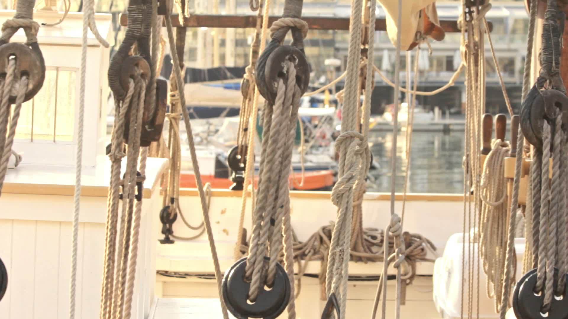 将帆绳固定在游艇上视频的预览图