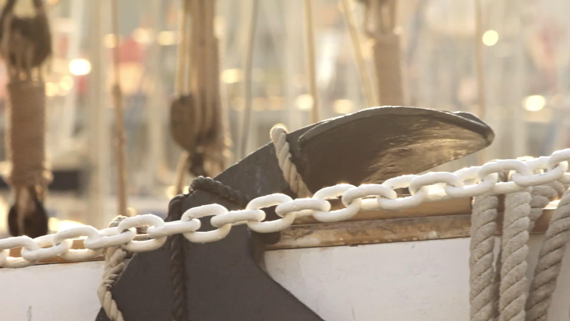 海上游艇船上的链条视频的预览图