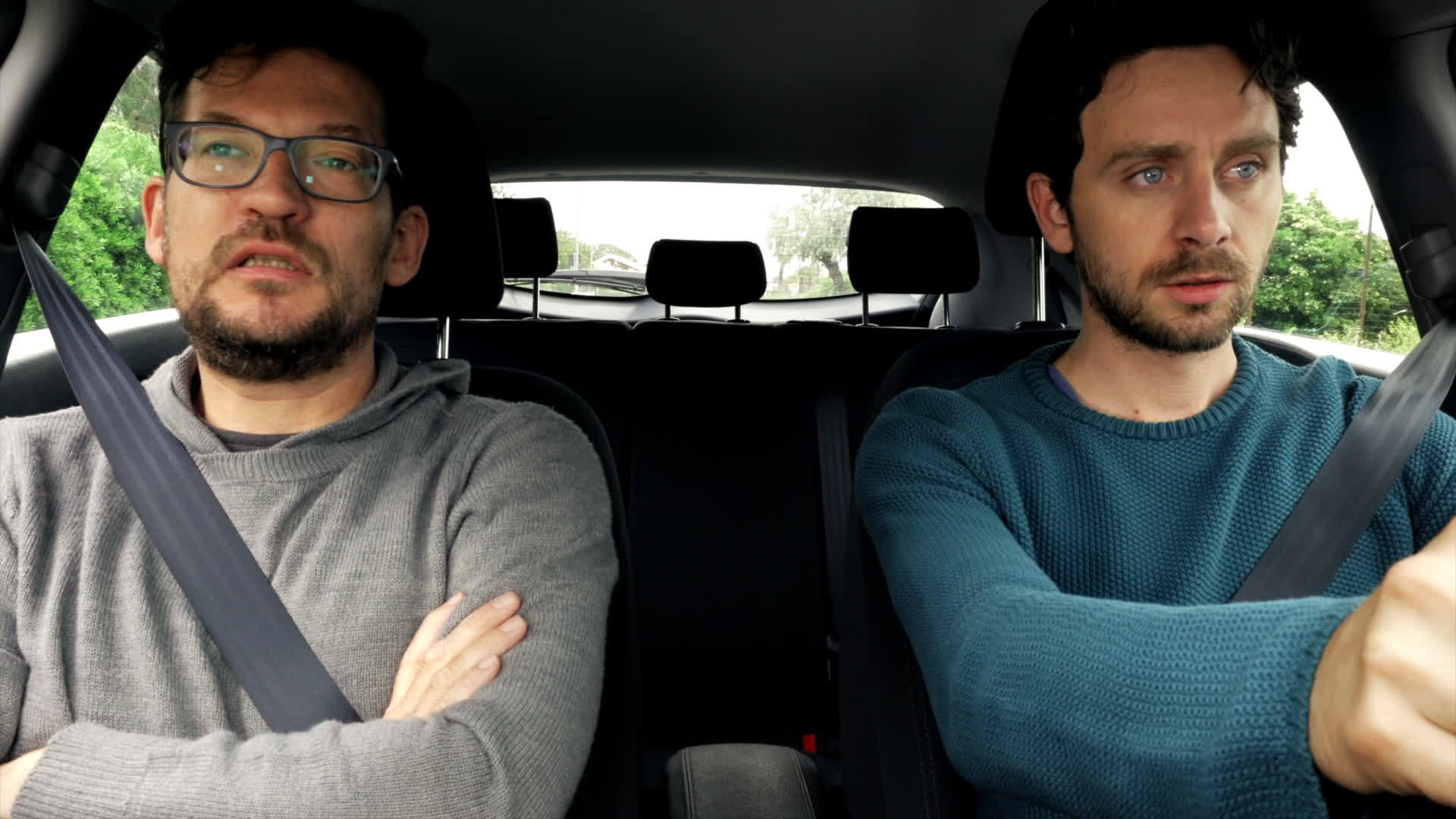 冠状动脉后两个不快乐的愤怒男子在车里视频的预览图