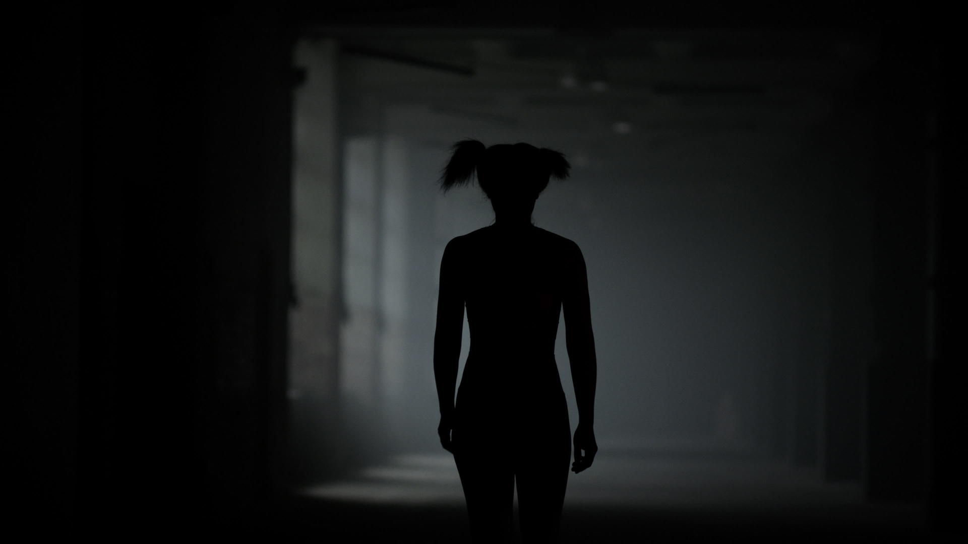 在走廊里慢跑的女运动员视频的预览图