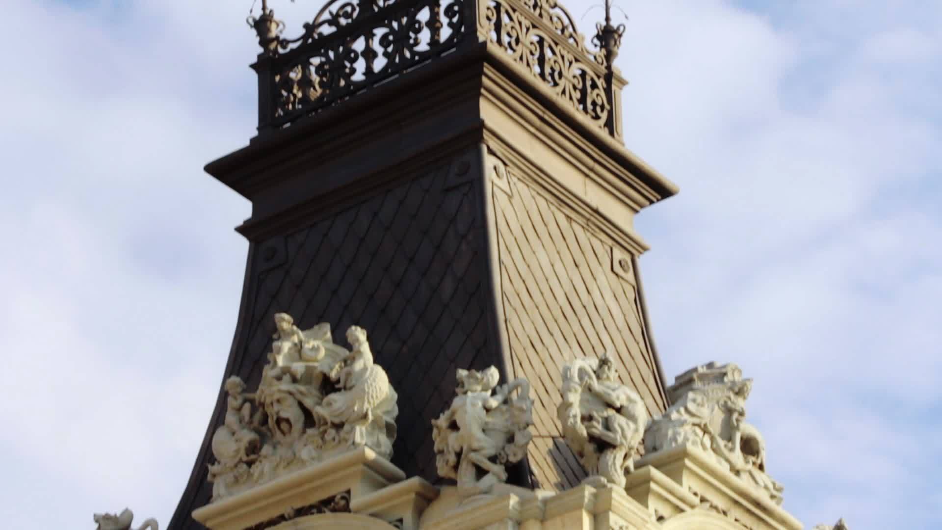 历史建筑有高塔和雕像视频的预览图
