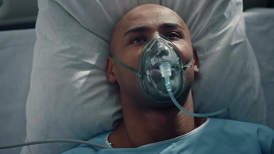 病人躺在床上戴着呼吸氧面罩的医院急诊室视频的预览图