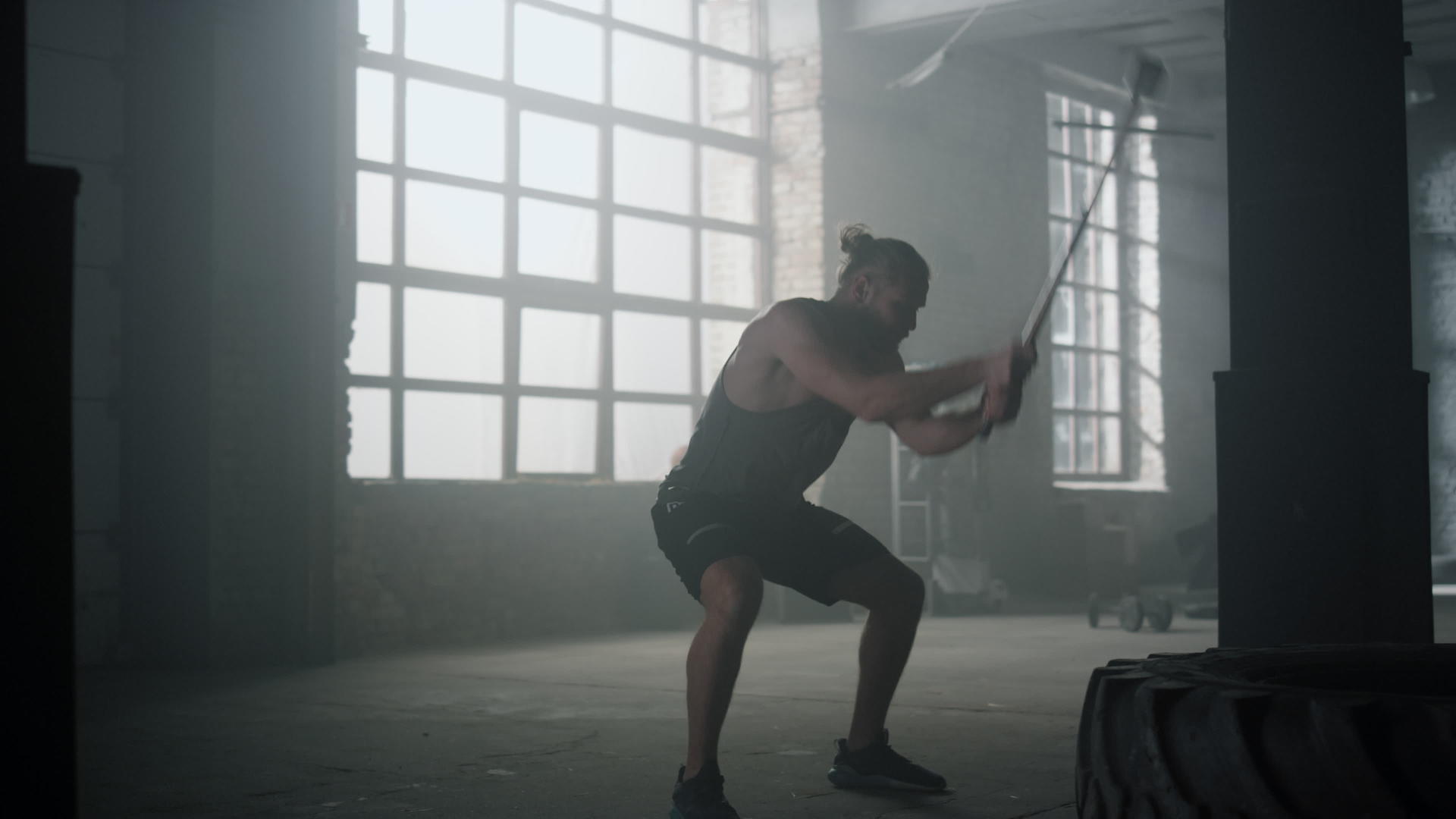 运动员在健身房用锤子打轮胎进行力量训练视频的预览图
