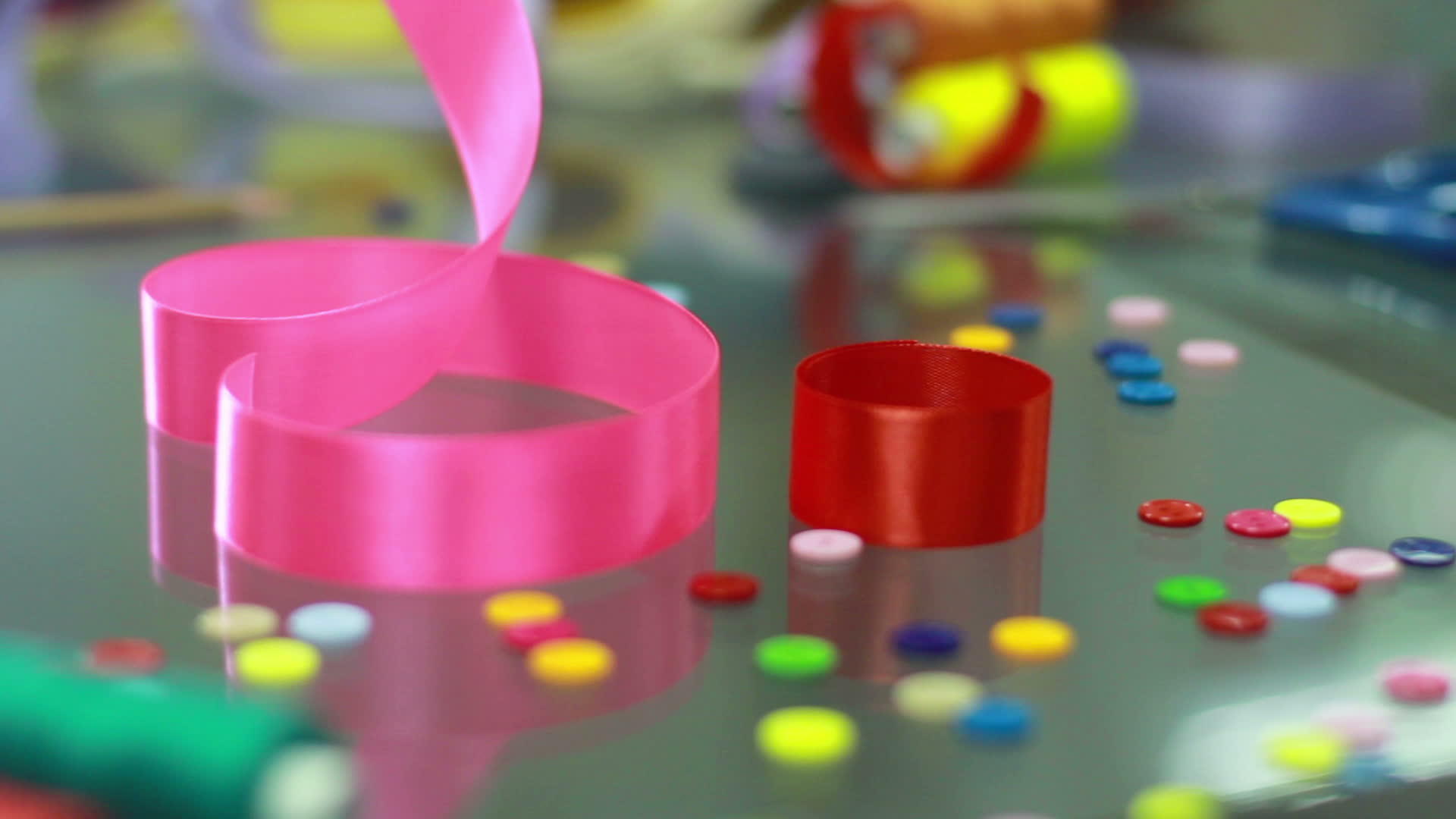 假日装饰手从桌上拿起粉色丝带装饰元素视频的预览图