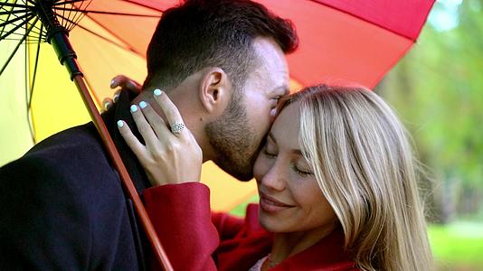 一对浪漫的情侣在彩虹伞下视频的预览图