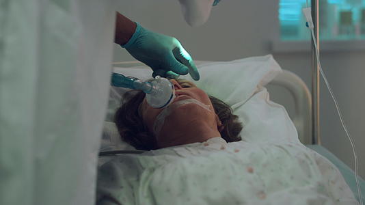 患者呼吸氧气面罩视频的预览图