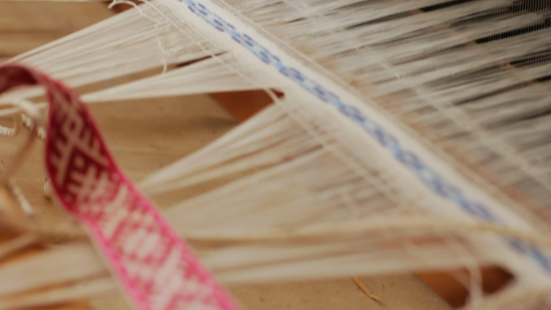 编织机制造亚麻纱运行中的织机视频的预览图