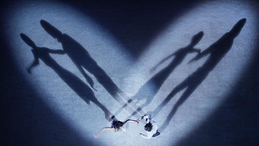 滑冰运动员在聚光灯下表演爱情舞蹈视频的预览图
