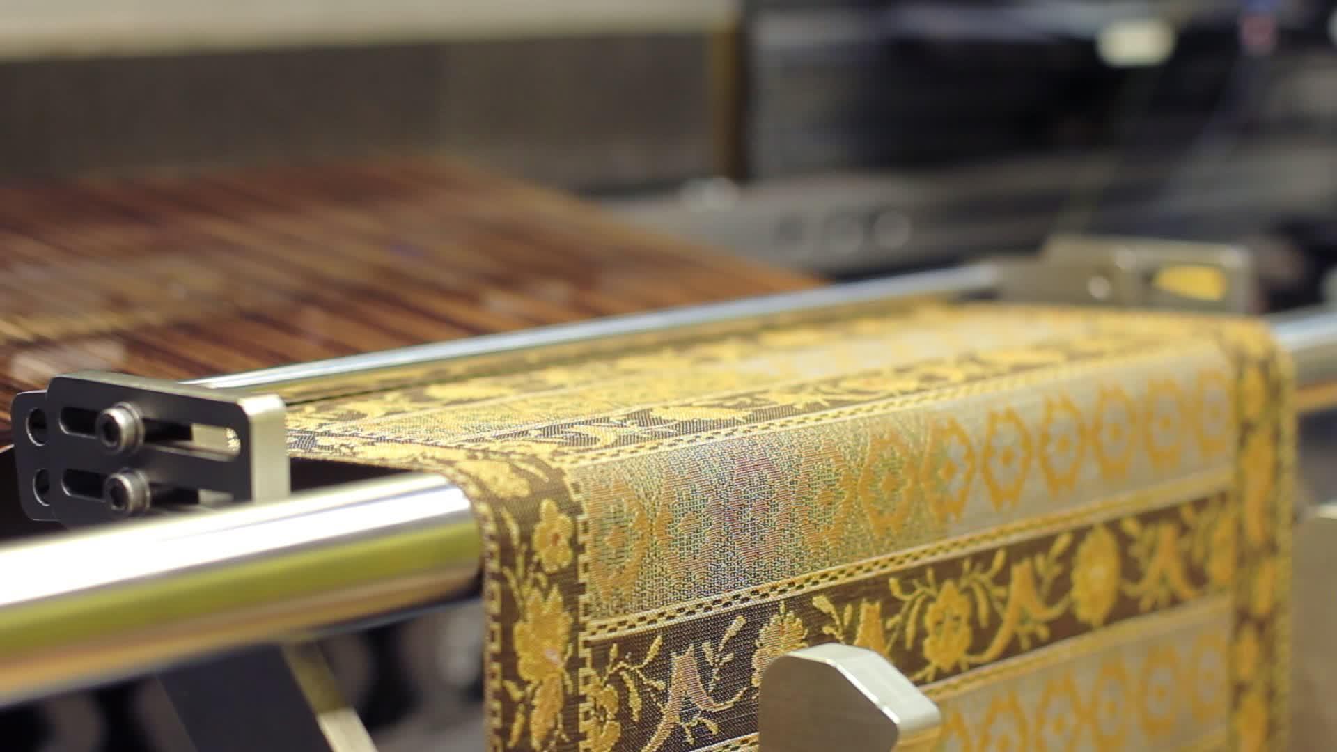 编织机是用来生产材料的视频的预览图