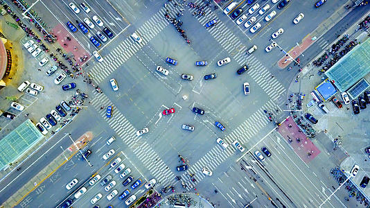 俯拍城市十字路口斑马线视频的预览图