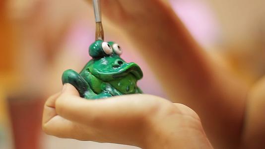 近身女性手绘绿色陶瓷青蛙视频的预览图