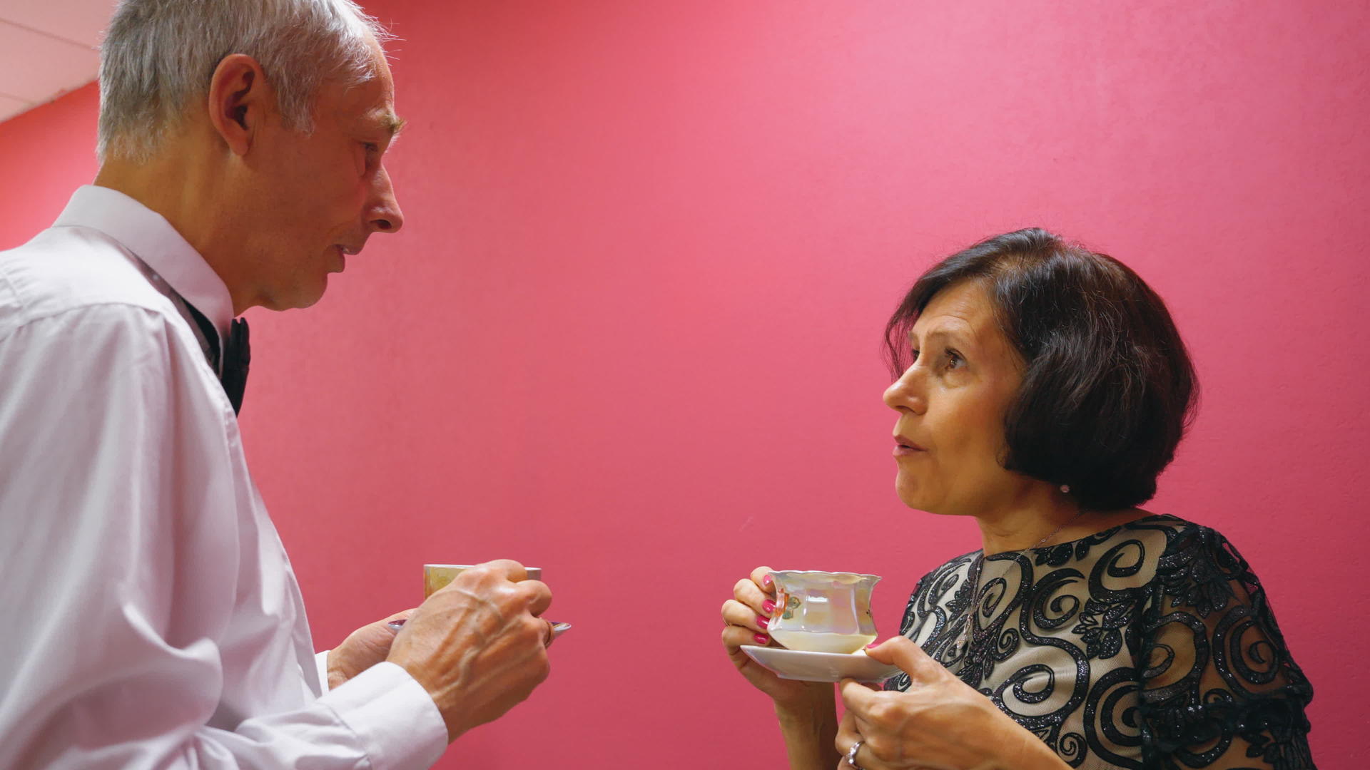 老年夫妇一起喝茶聊天视频的预览图