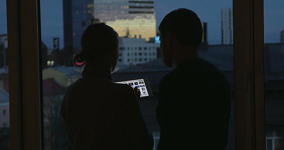 晚上年轻人在窗户用垫子视频的预览图