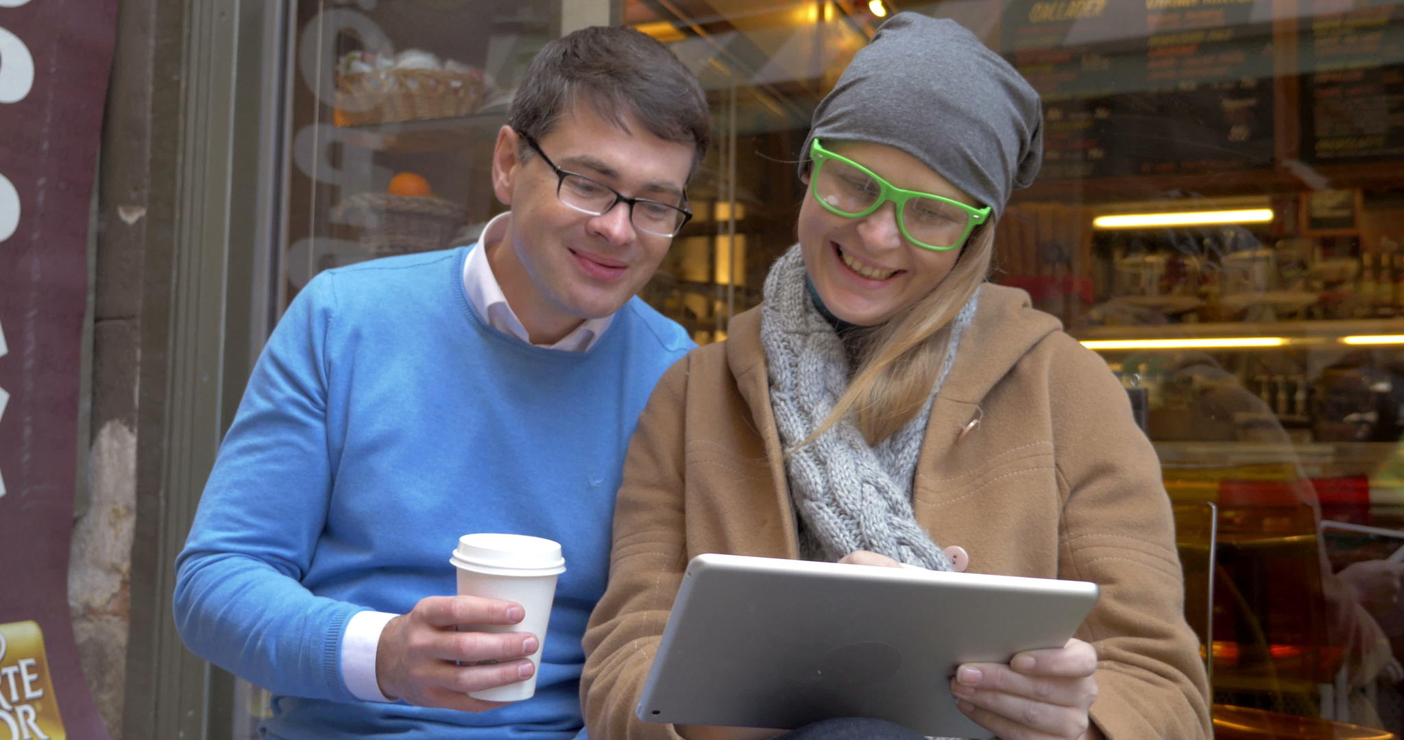 年轻夫妇在城市喝咖啡和使用垫子视频的预览图