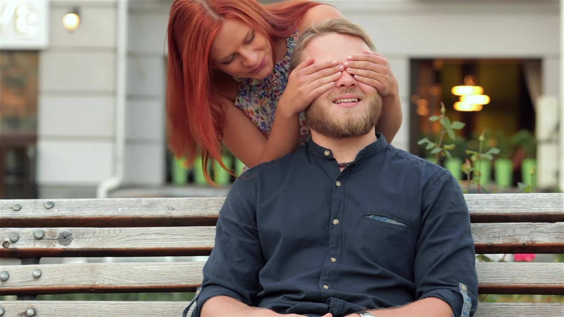 她闭上眼睛吻了他视频的预览图
