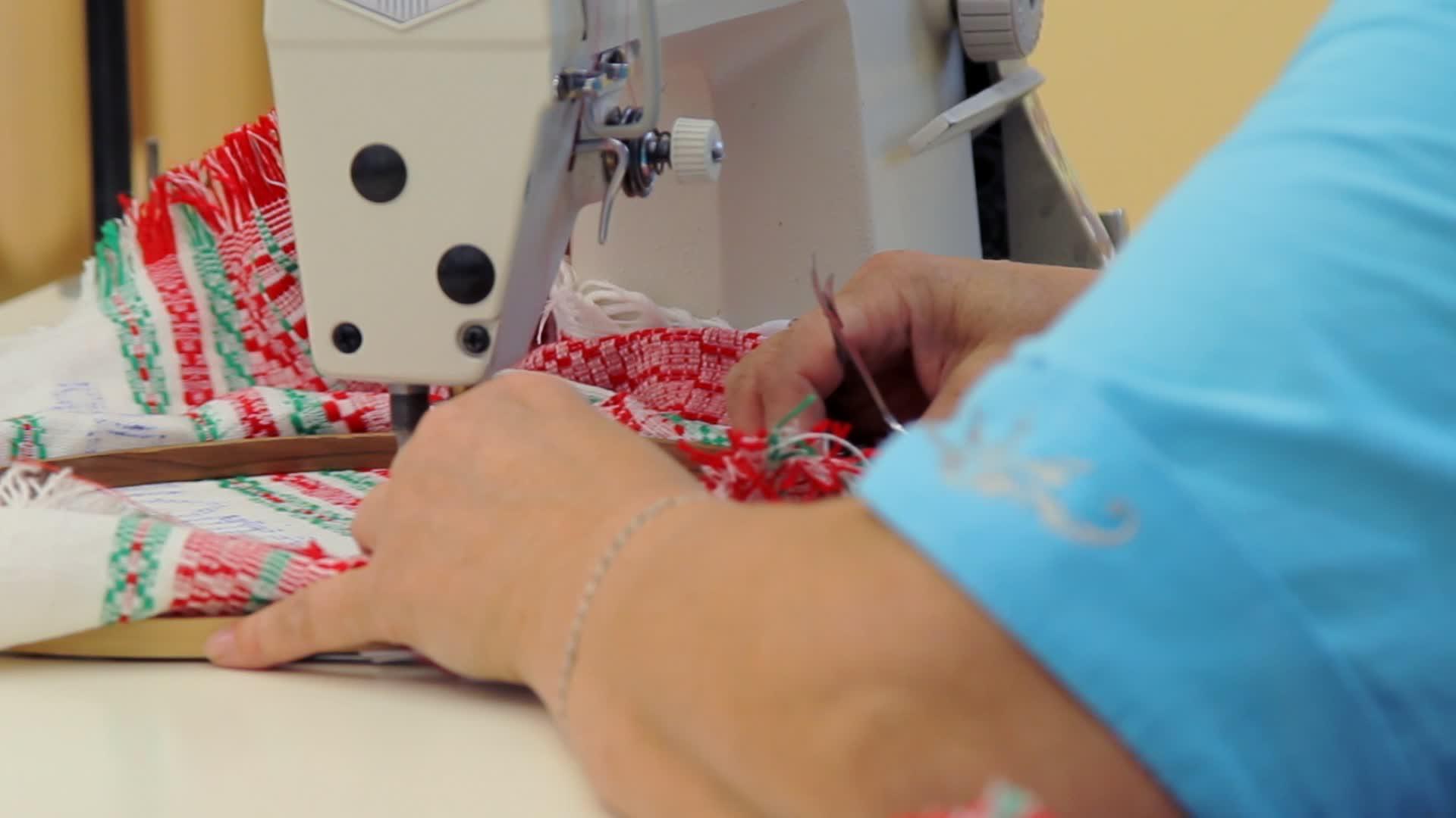 女工用编织机缝制视频的预览图