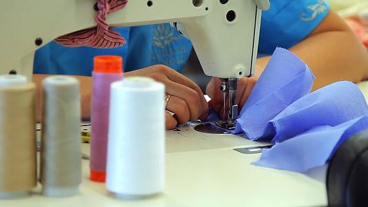 女性从事工业缝纫机视频的预览图