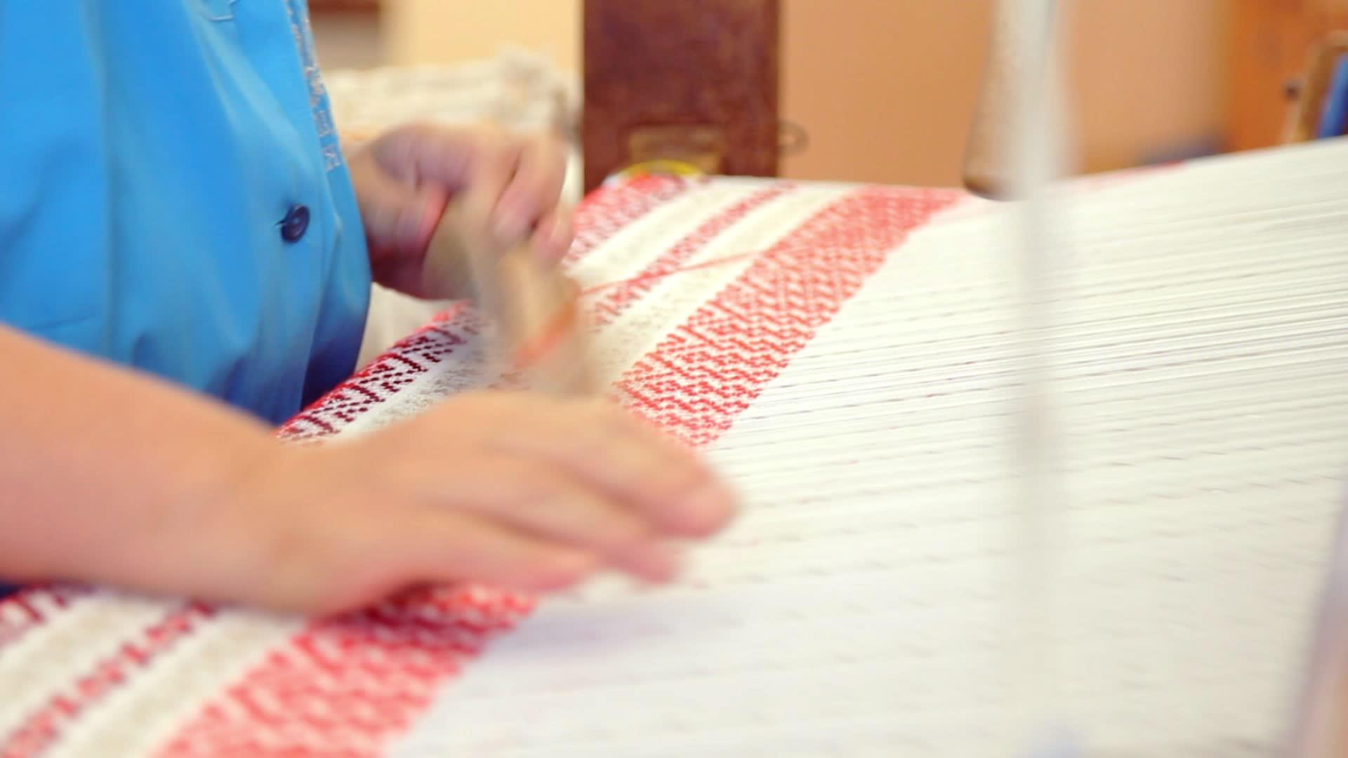 女性纺织行业在纺织厂用织布机手工工作视频的预览图