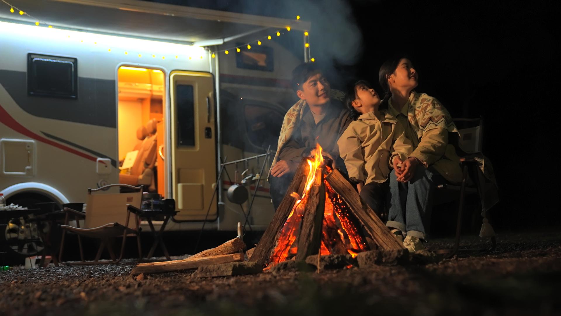 一家三口的房车露营夜晚篝火取暖视频的预览图