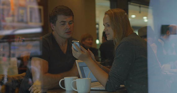 年轻人用智能电话在咖啡馆聊天视频的预览图
