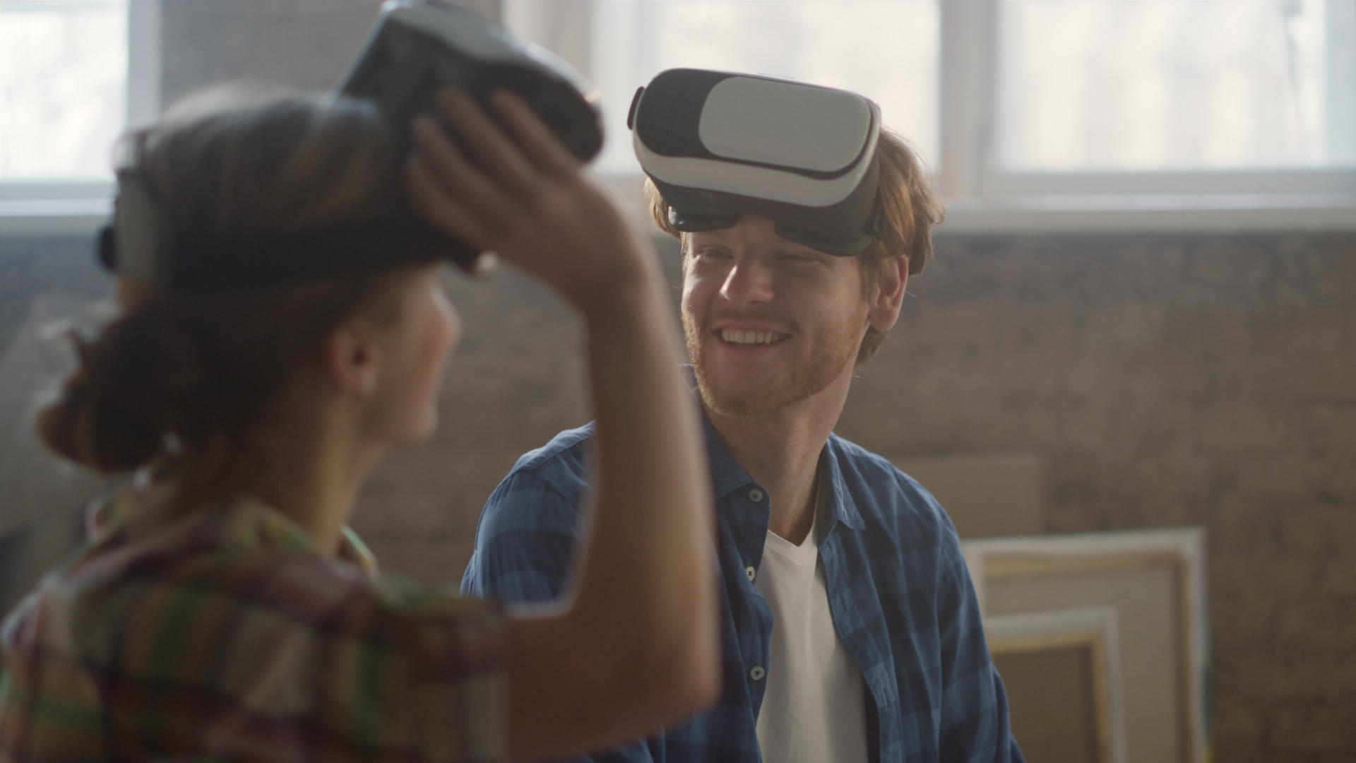 快乐的新婚夫妇使用虚拟眼镜和现代技术来描述房屋装饰效果视频的预览图