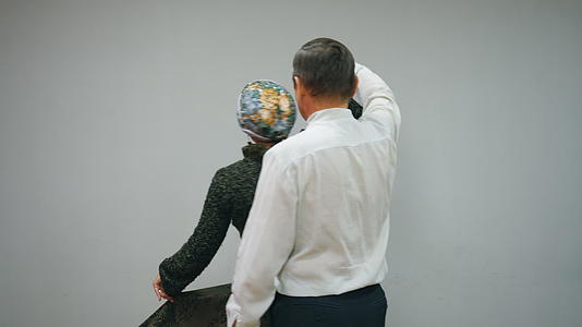 老夫妇在白色背景下跳华尔兹舞视频的预览图