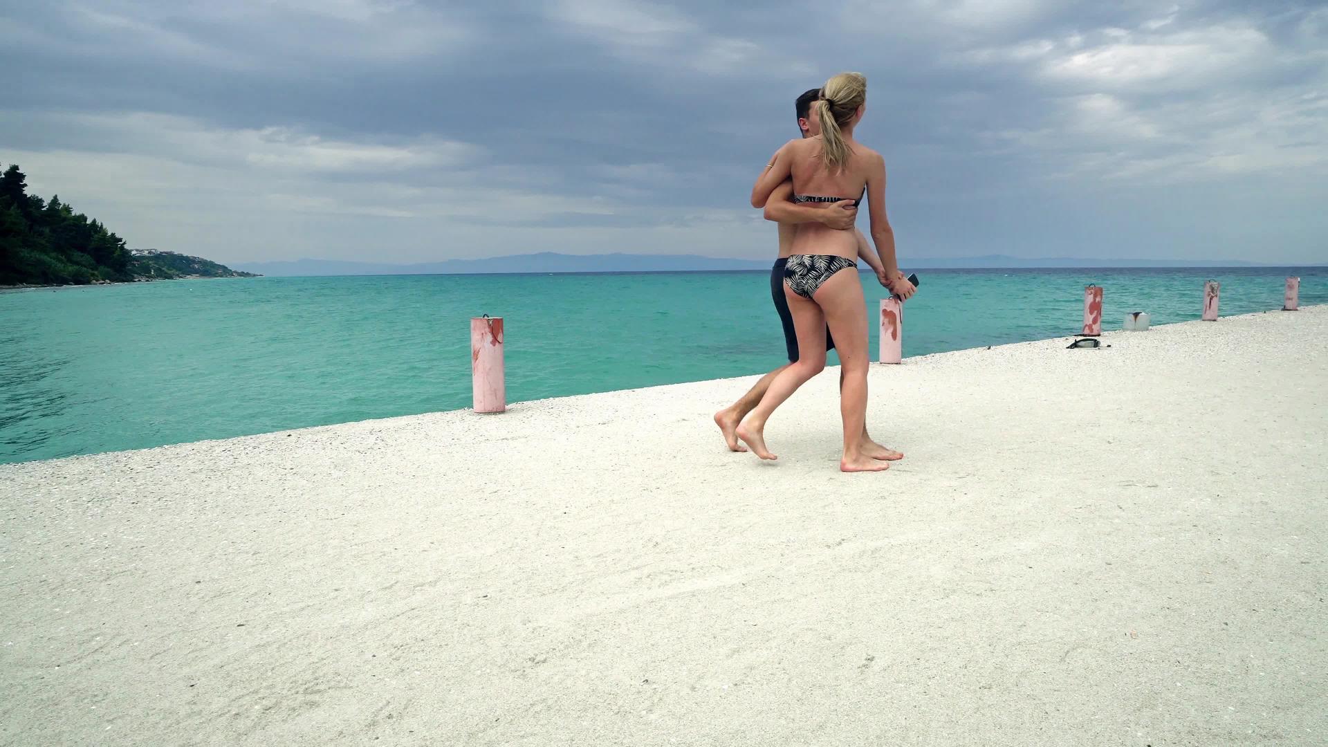 在海滩码头跳舞的快乐情侣浪漫快乐的情侣视频的预览图