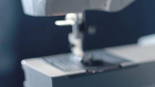 现代缝纫机的工作流程视频的预览图