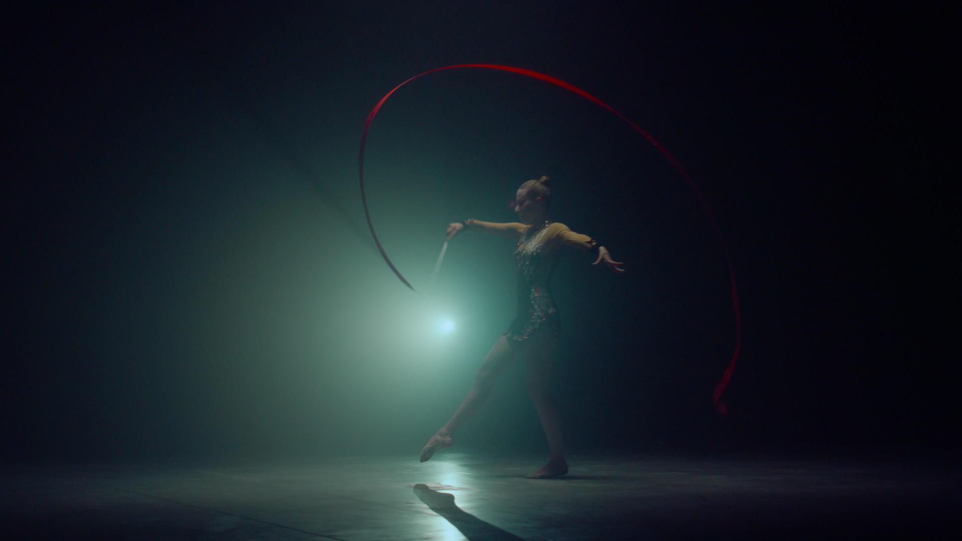艺术体操女运动员在黑暗的空间里跳舞视频的预览图