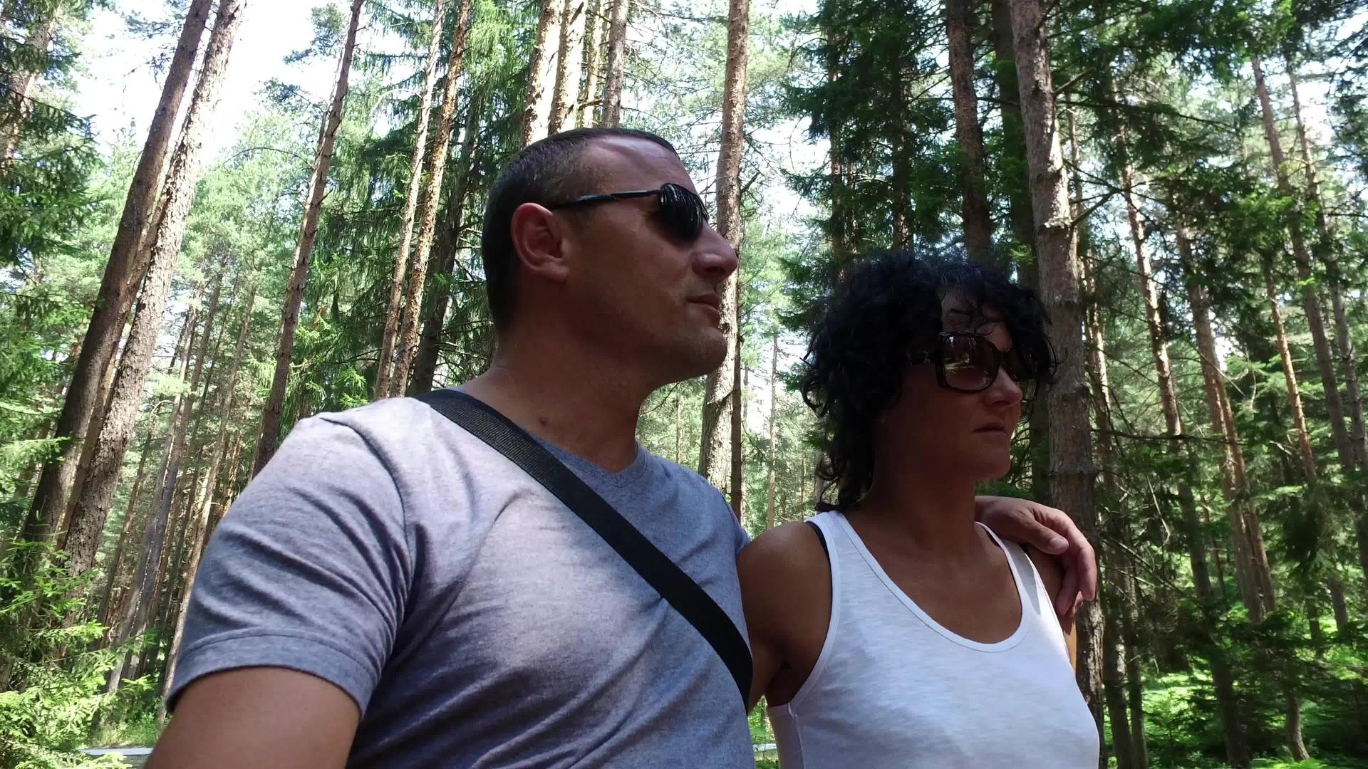 一对快乐的夫妇在国家公园徒步旅行种植高松树视频的预览图